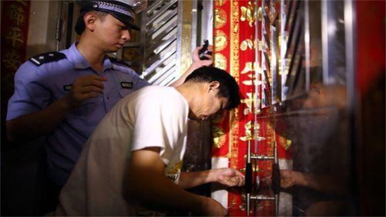 石河子请开锁师傅开了锁后，师傅